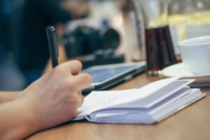 Szkolne programy edukacji obywatelskiej: Jak uczyć uczniów demokracji i aktywnego obywatelstwa